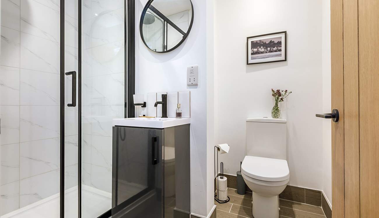 Well thought out shower-room for the 'zip and link' bedroom.