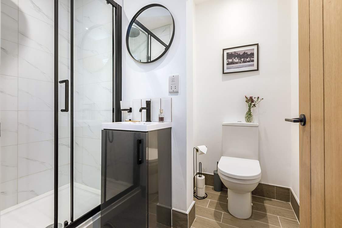 Well thought out shower-room for the 'zip and link' bedroom.
