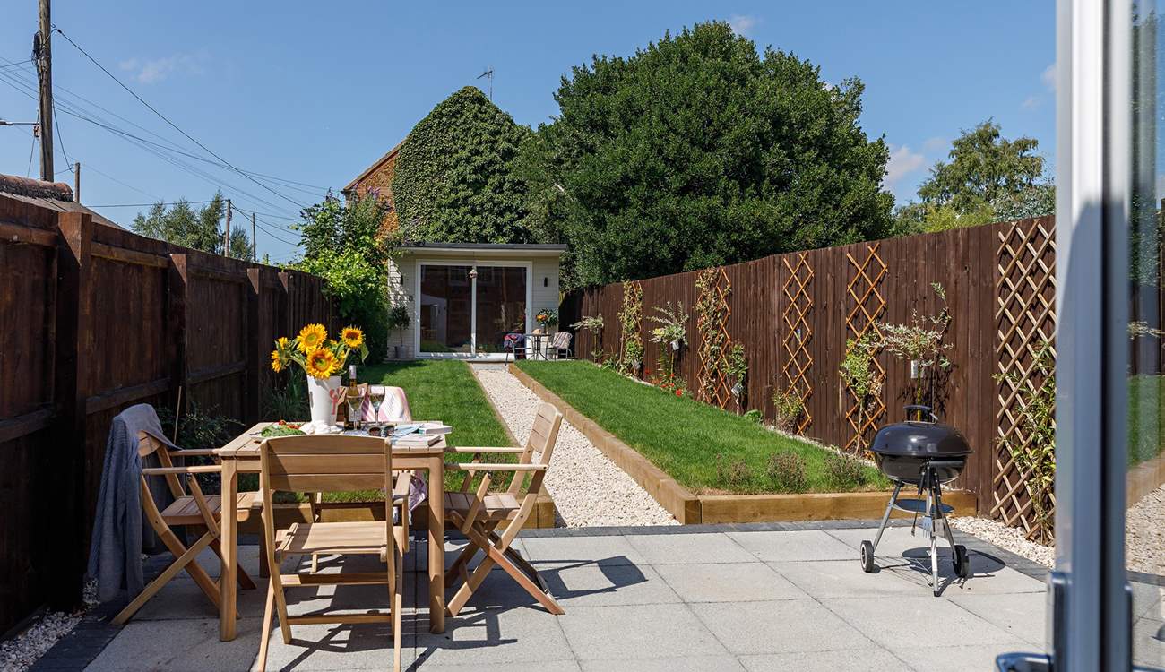 The garden is perfect for al fresco dining. There is a delightful summer-house with 6' 3