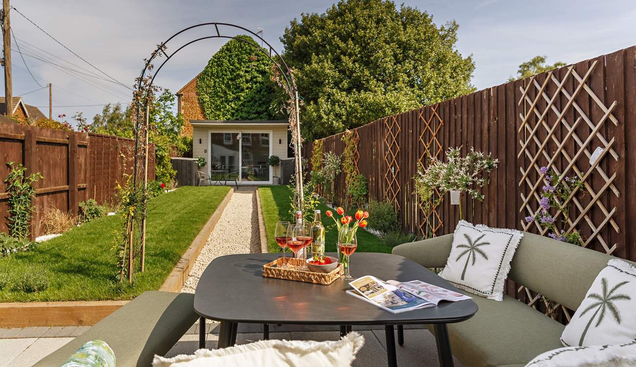 The garden is perfect for al fresco dining. There is a delightful summer-house with 6' 3