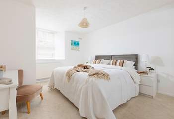 Bedroom 1 has a 'zip and link' (king-size or 2'6