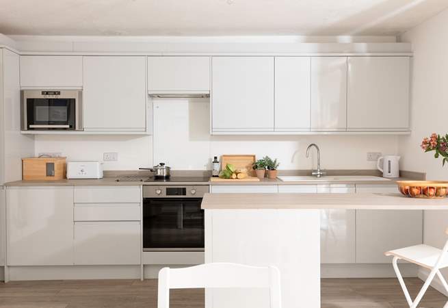 A very well-equipped modern kitchen, perfect for preparing holiday feasts!
