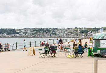 The promenade has several very popular street food cafes, stop and refresh yourself with fabulous food right by the sea.