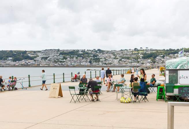 The promenade has several very popular street food cafes, stop and refresh yourself with fabulous food right by the sea.