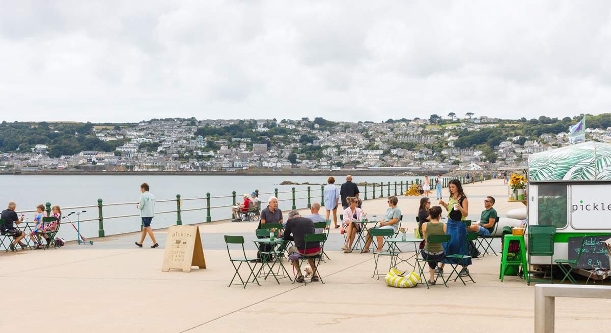 The promenade has several very popular street food cafes, stop and refresh yourself with fabulous food right by the sea.