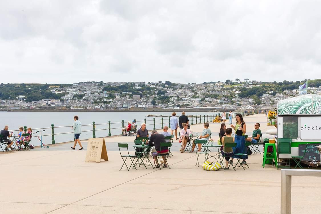 The promenade has several very popular street food cafes, stop and refresh yourself with fabulous food right by the sea.