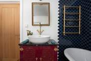 You can also access this bathroom from the hallway.