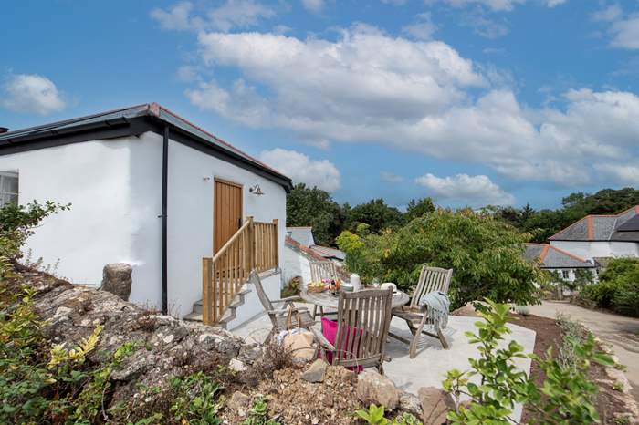Swallows' Nest is a 2 bedroom self catering cottage near Helford, West Cornwall.
