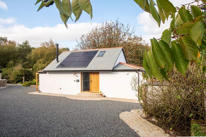 Darling Chestnut is a 1 bedroom self catering cottage near Helford, West Cornwall.