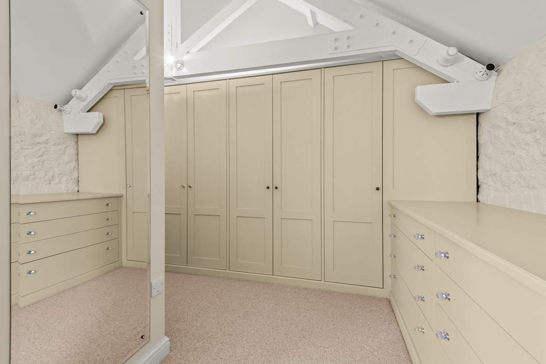 The dressing-area offers the perfect space to unpack, spread out and make yourself at home.