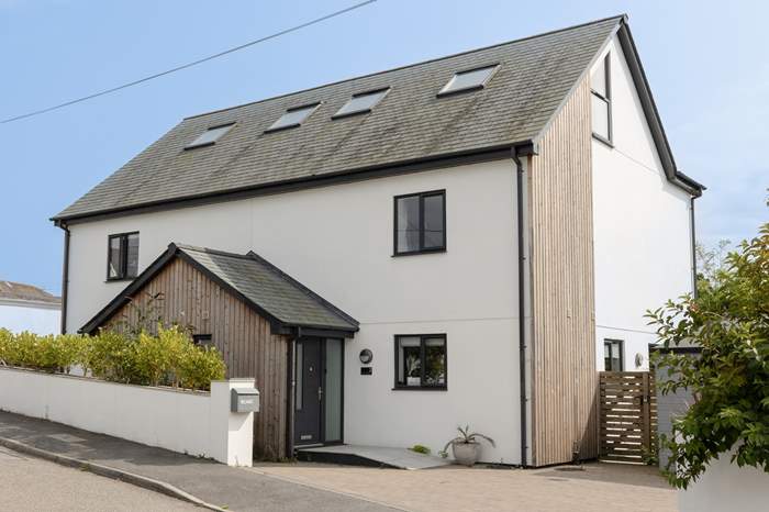 2 The White Sands is a 4 bedroom, dog friendly cottage with sea views in Praa Sands.