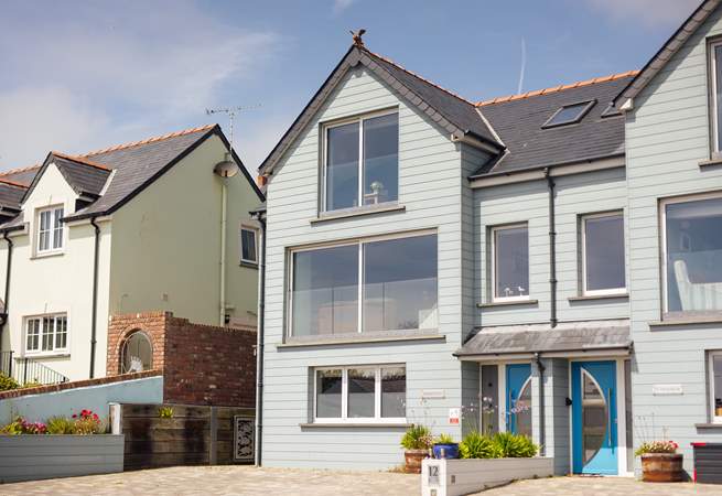 Harmon Vale is a superb coastal property with a luxurious hot tub, just a stroll down the hill to the delights of heavenly Solva on the Pembrokeshire coast. 