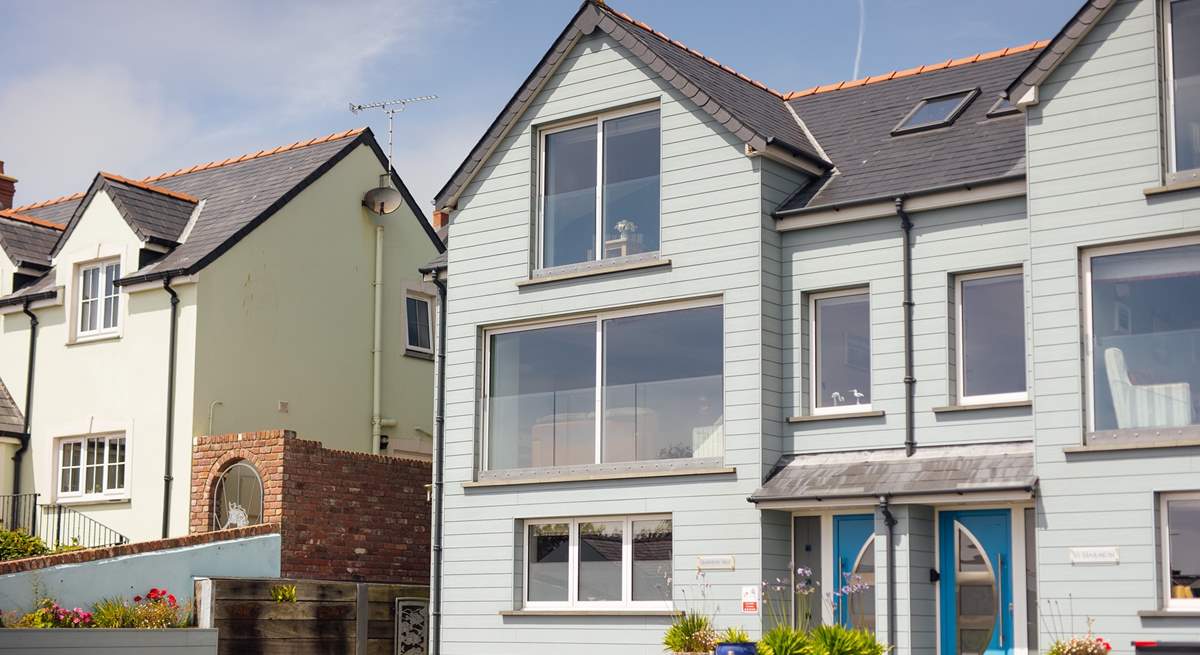 Harmon Vale is a superb coastal property with a luxurious hot tub, just a stroll down the hill to the delights of heavenly Solva on the Pembrokeshire coast. 