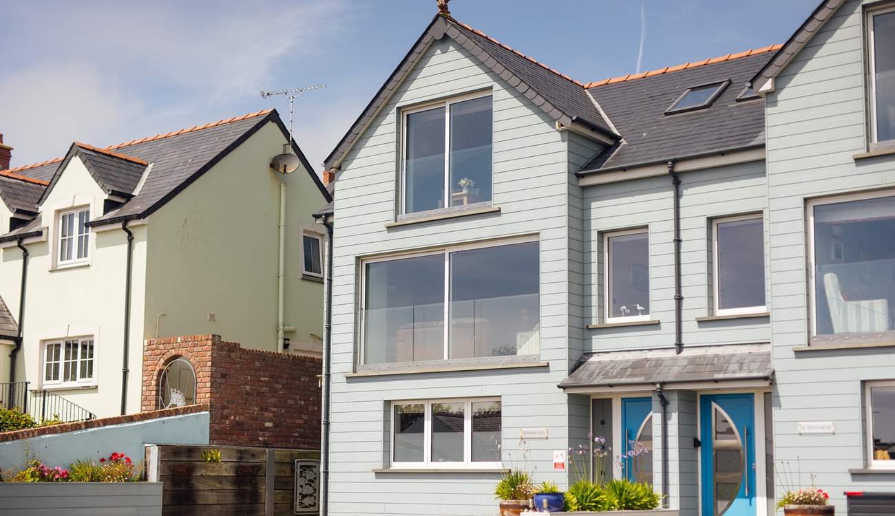 Harmon Vale is a superb coastal property with a luxurious hot tub, just a stroll down the hill to the delights of heavenly Solva on the Pembrokeshire coast. 