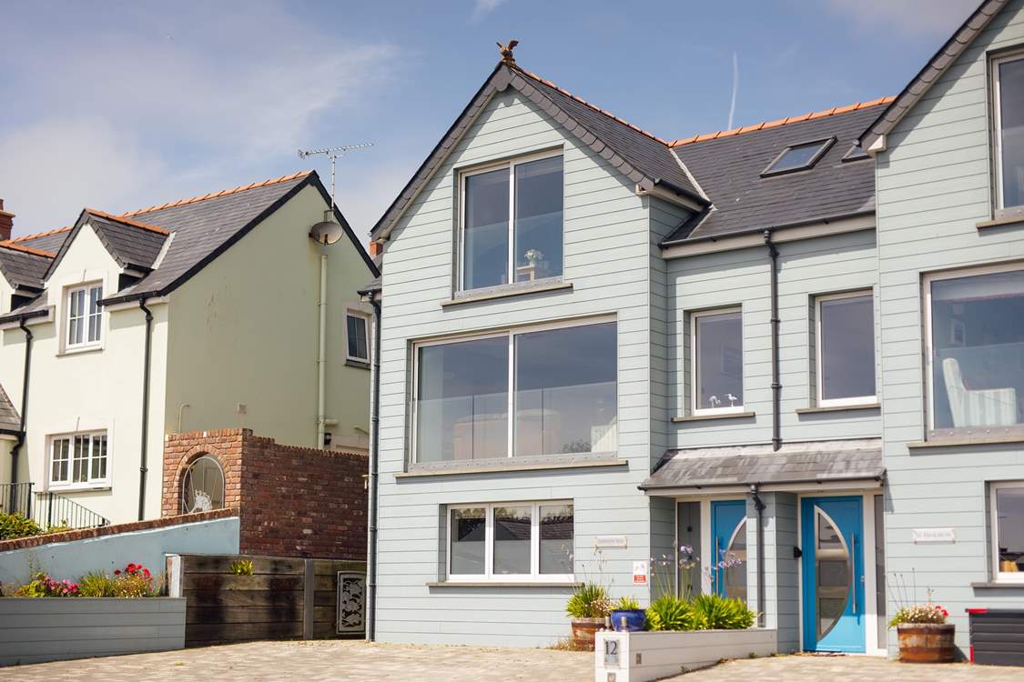 Harmon Vale is a superb coastal property with a luxurious hot tub, just a stroll down the hill to the delights of heavenly Solva on the Pembrokeshire coast.