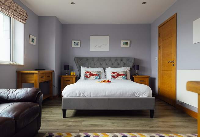 Lovely ground floor front facing, en suite king room.