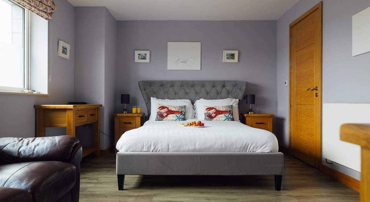 Lovely ground floor front facing, en suite king room.
