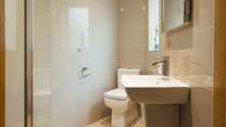 All bedrooms have en suite bathrooms (bedrooms 4 and 5 share an en suite). 