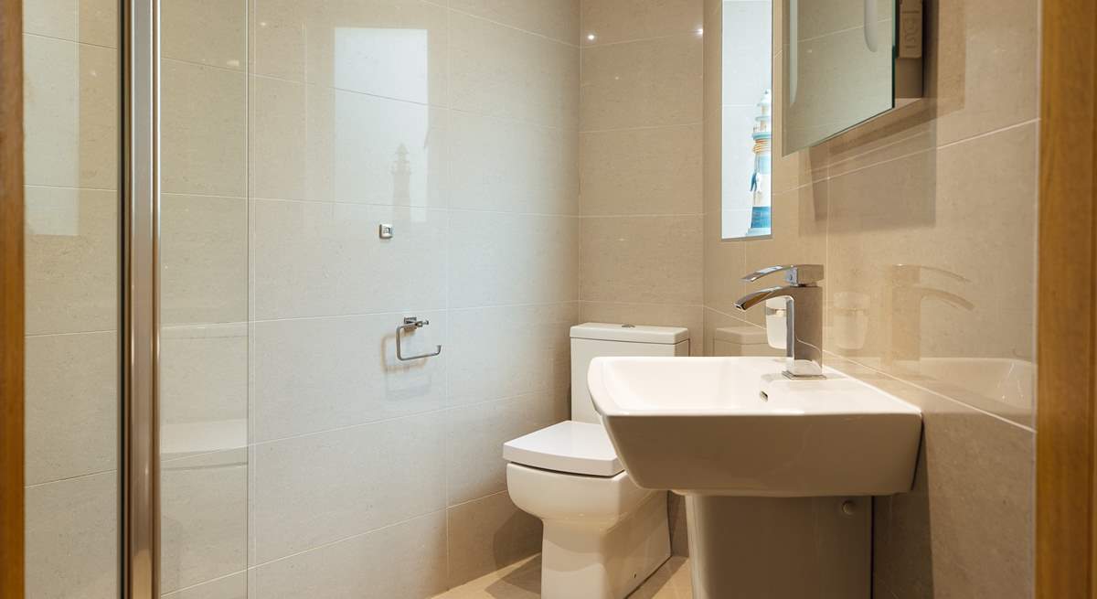 All bedrooms have en suite bathrooms (bedrooms 4 and 5 share an en suite). 