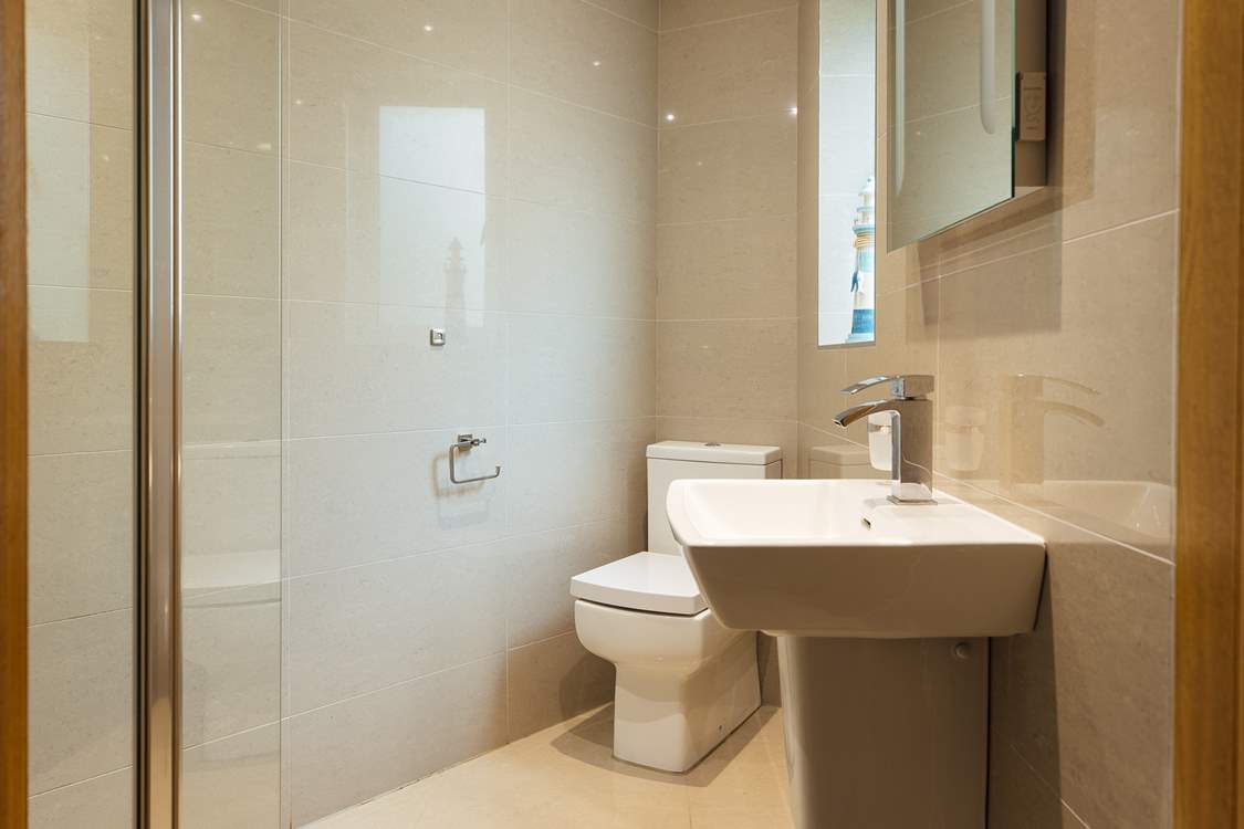 All bedrooms have en suite bathrooms (bedrooms 4 and 5 share an en suite).