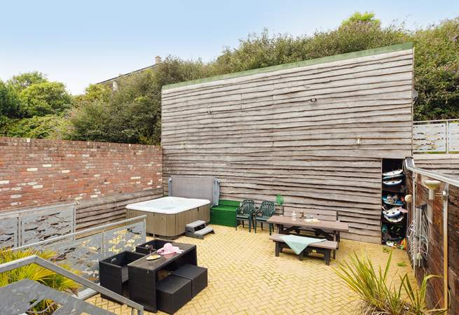 Under sunny blue skies or the stars, hot tub bliss awaits. 