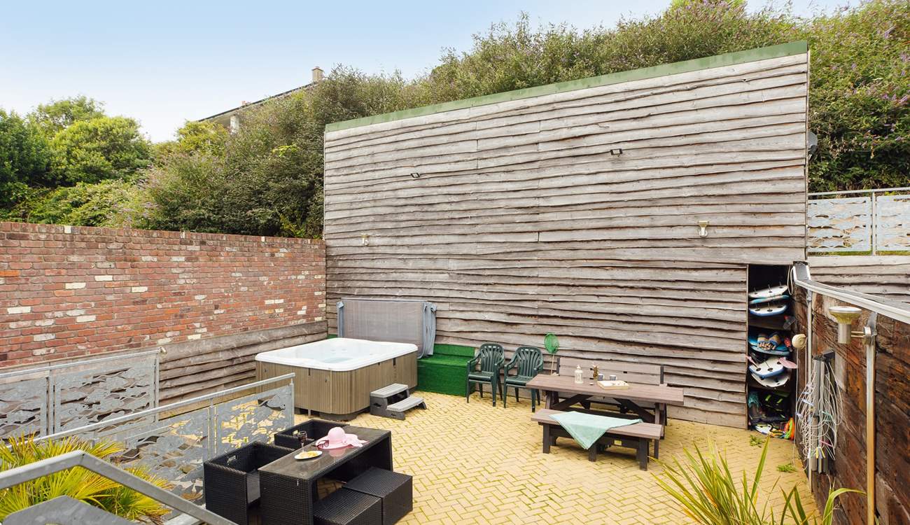 Under sunny blue skies or the stars, hot tub bliss awaits. 