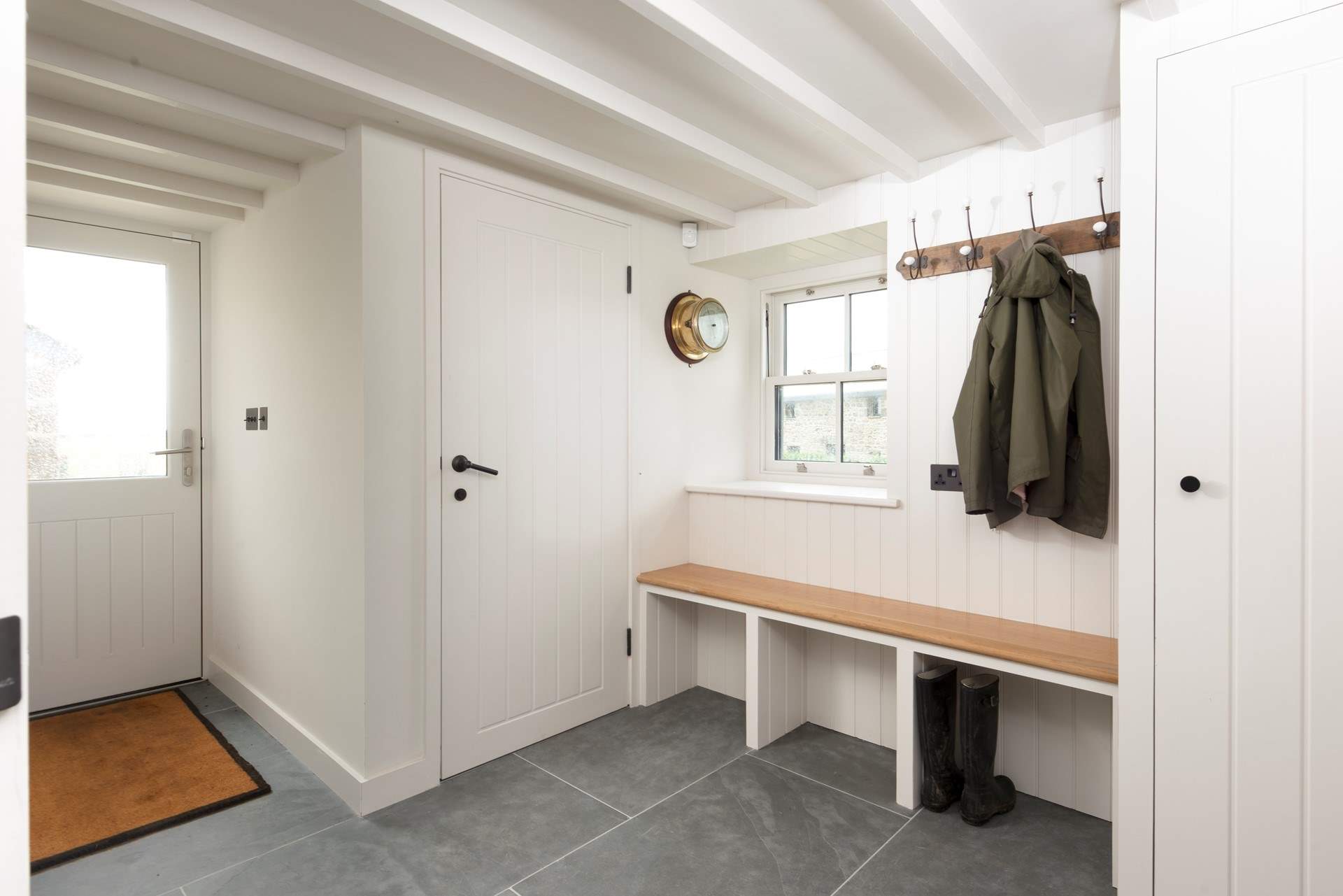 The practical entrance vestibule/cloakroom.