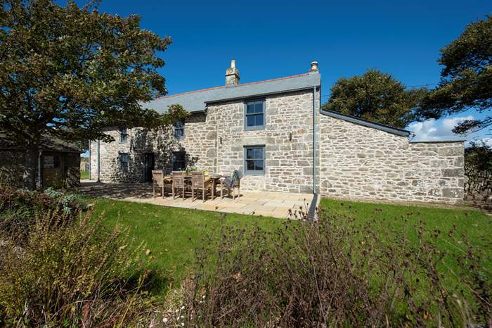 Tregunno Farmhouse is a 4 bedroom, dog friendly cottage in Porthleven, South Cornwall.
