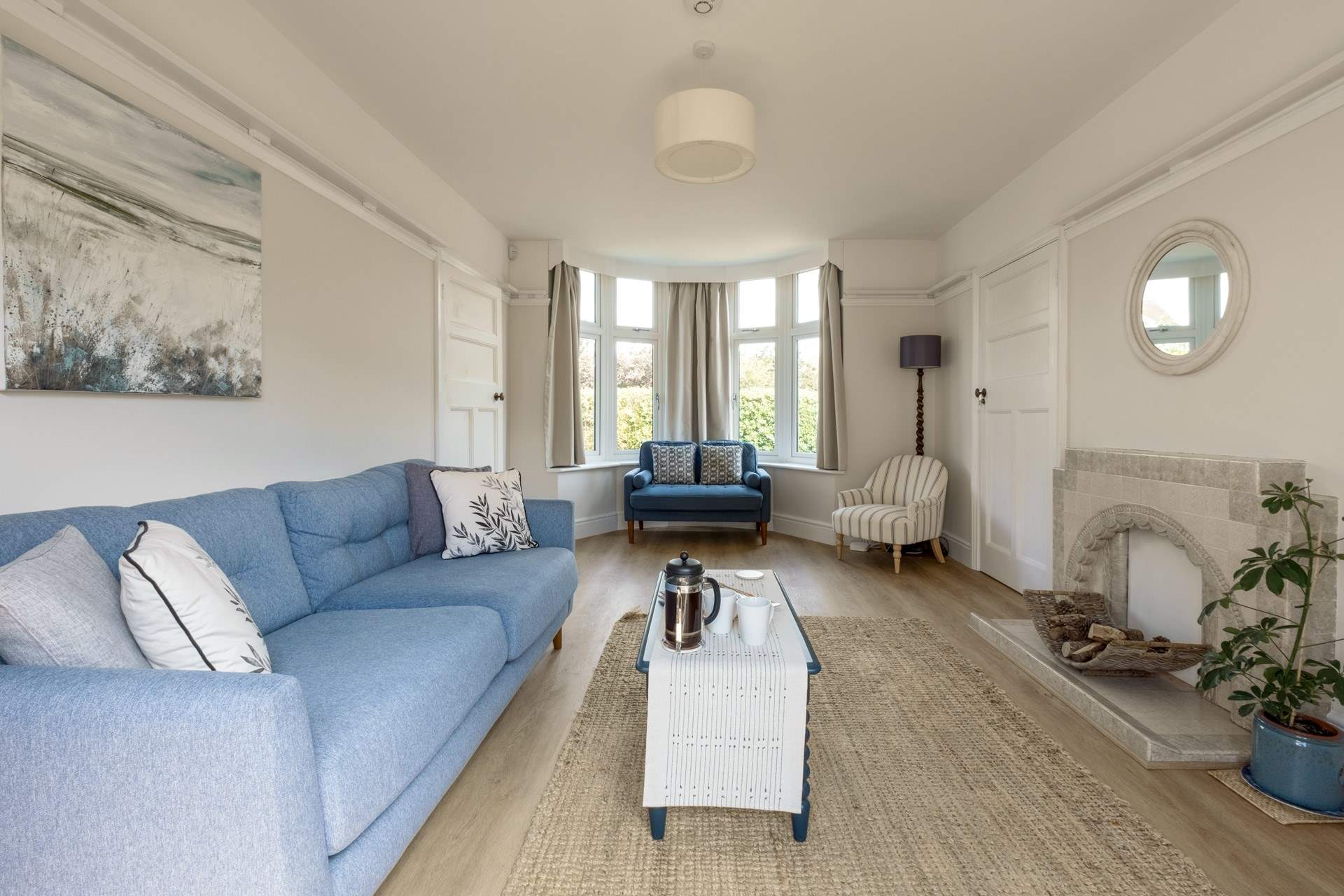 Curl up on the sofa and enjoy afternoon tea or watch movies together.