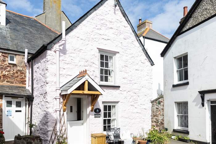 Mayflower Cottage is a 2 bedroom, dog friendly cottage near the beach in Kingsand, Cornwall.