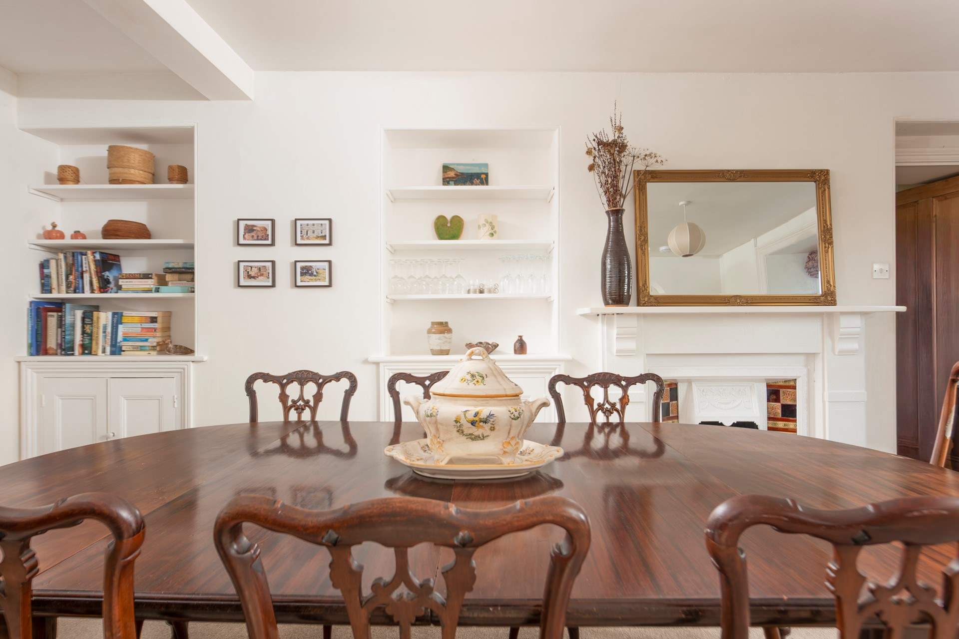 Original charm and plenty of space, the perfect setting for a hearty Cornish feast.