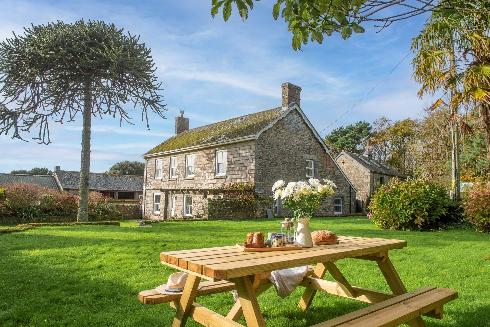 Enjoy outdoor dining at the picnic table surrounded by birdsong and fresh Cornish air.