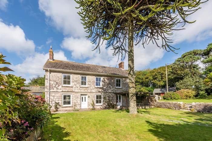 Higher Trennal Farm is a 4 bedroom, dog friendly holiday cottage near Penzance, West Cornwall.