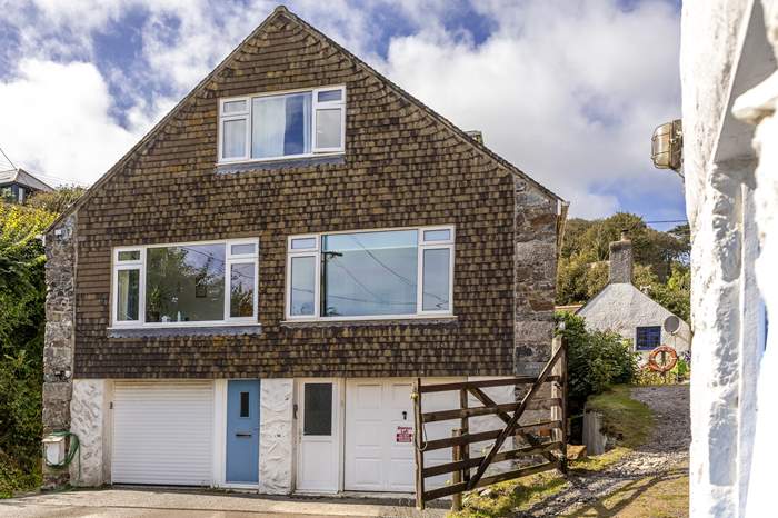 Tea By The Sea is a 3 bedroom, dog friendly apartment with sea views in Cadgwith.