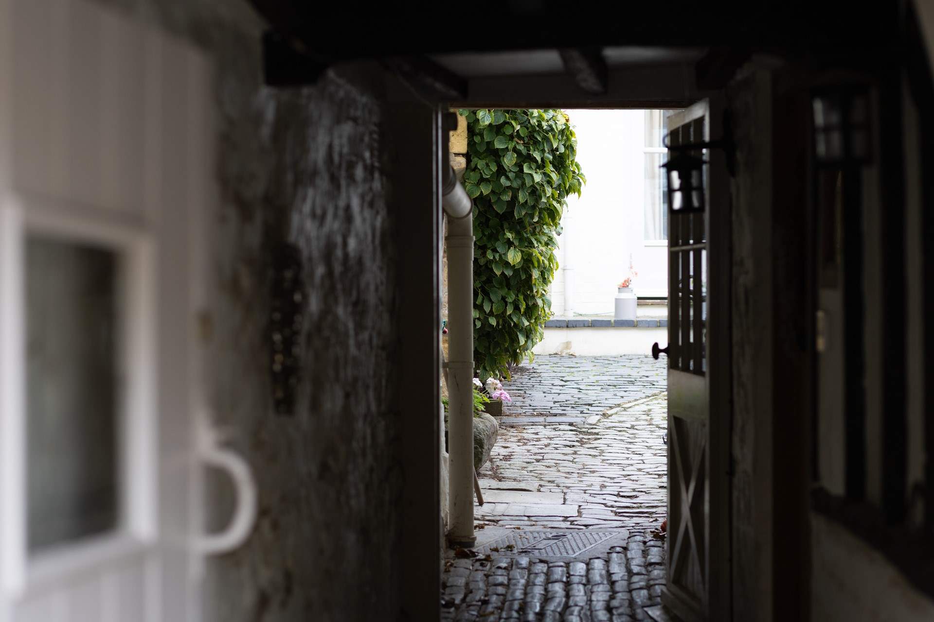 Kettle Cottage sits behind the frontage of the historic cottages on Chipping Campden's high street, just look at the cobbles leading to the cottage. 