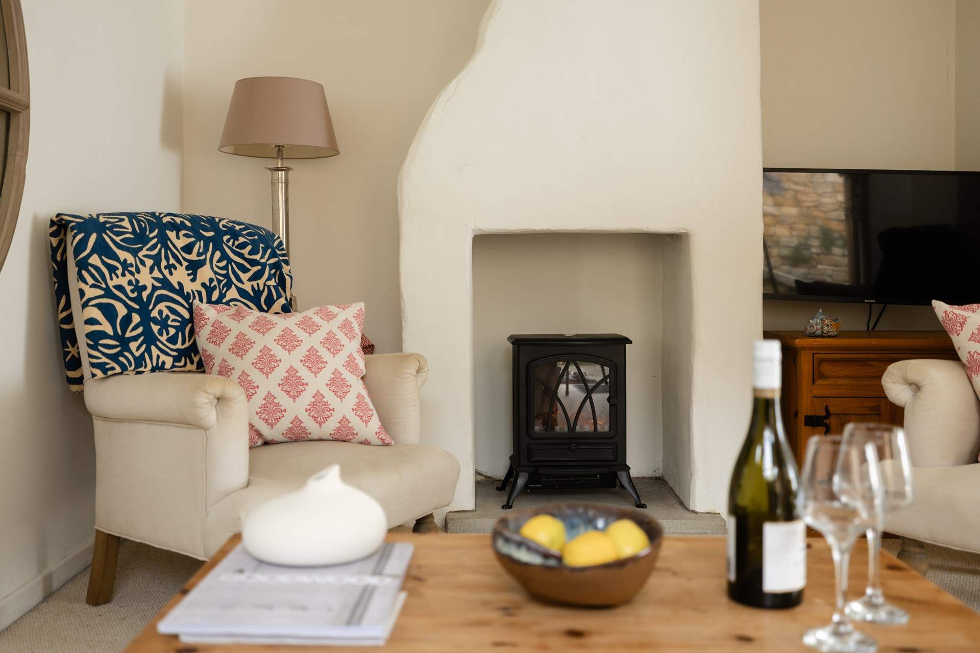 Raise a glass to making memories in Kettle Cottage. 