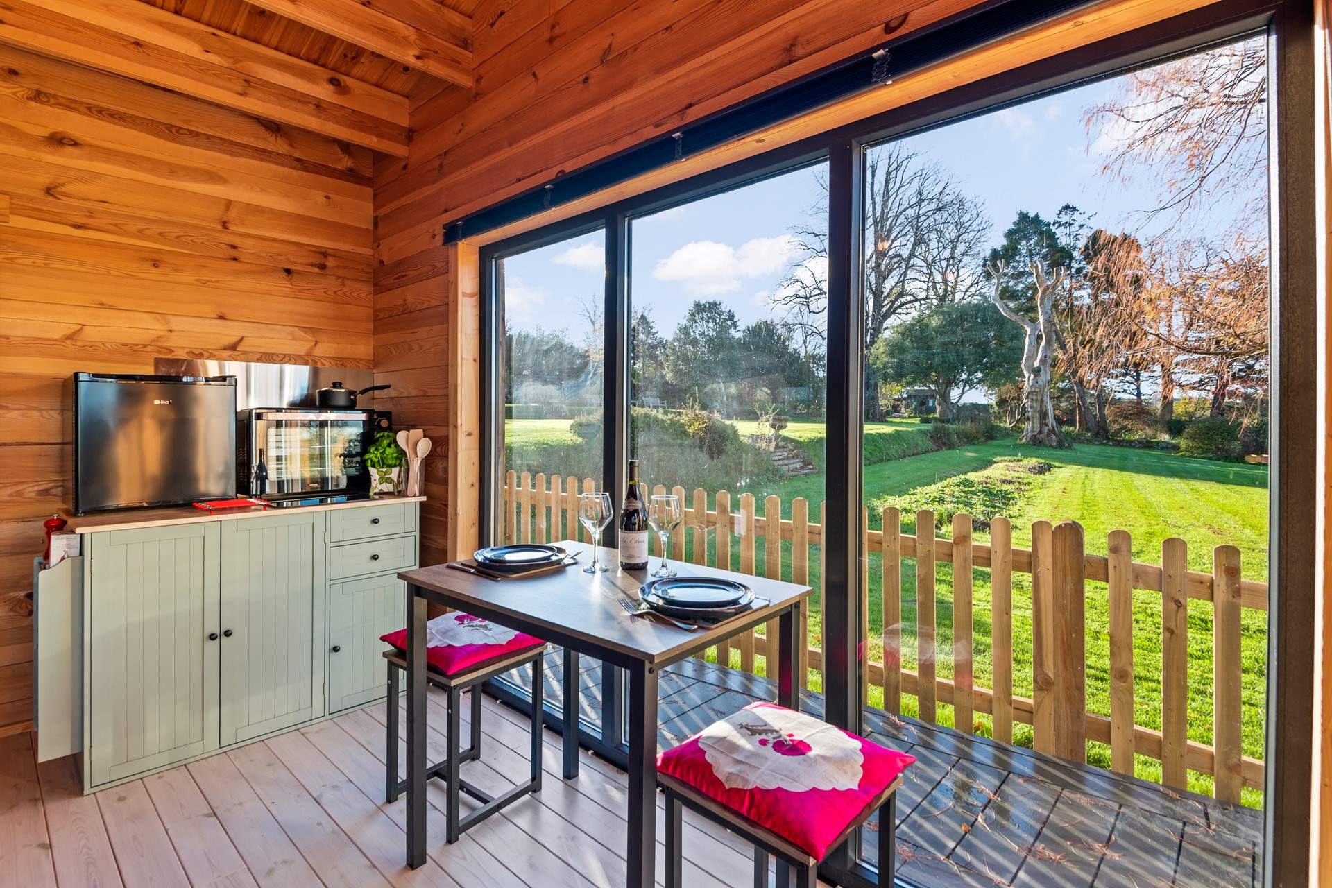 The compact kitchen-area has all the amenities you will need to ensure a good breakfast, lunch and dinner can be enjoyed, that's if you don't venture further afield to enjoy the local eateries and hot spots.