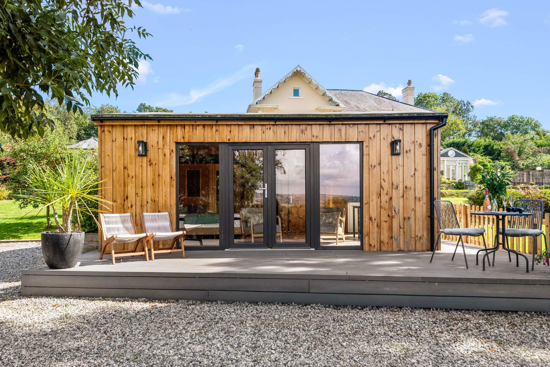 The Forecast is such an inviting, warm and cosy retreat. Superb for those winter evenings in or for those summer evenings on the verandah or around the fire-pit.