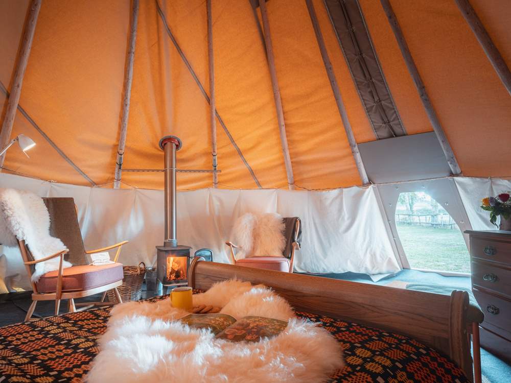 Discover the cosy open-plan space and cocoon of comfort inside your hideaway.