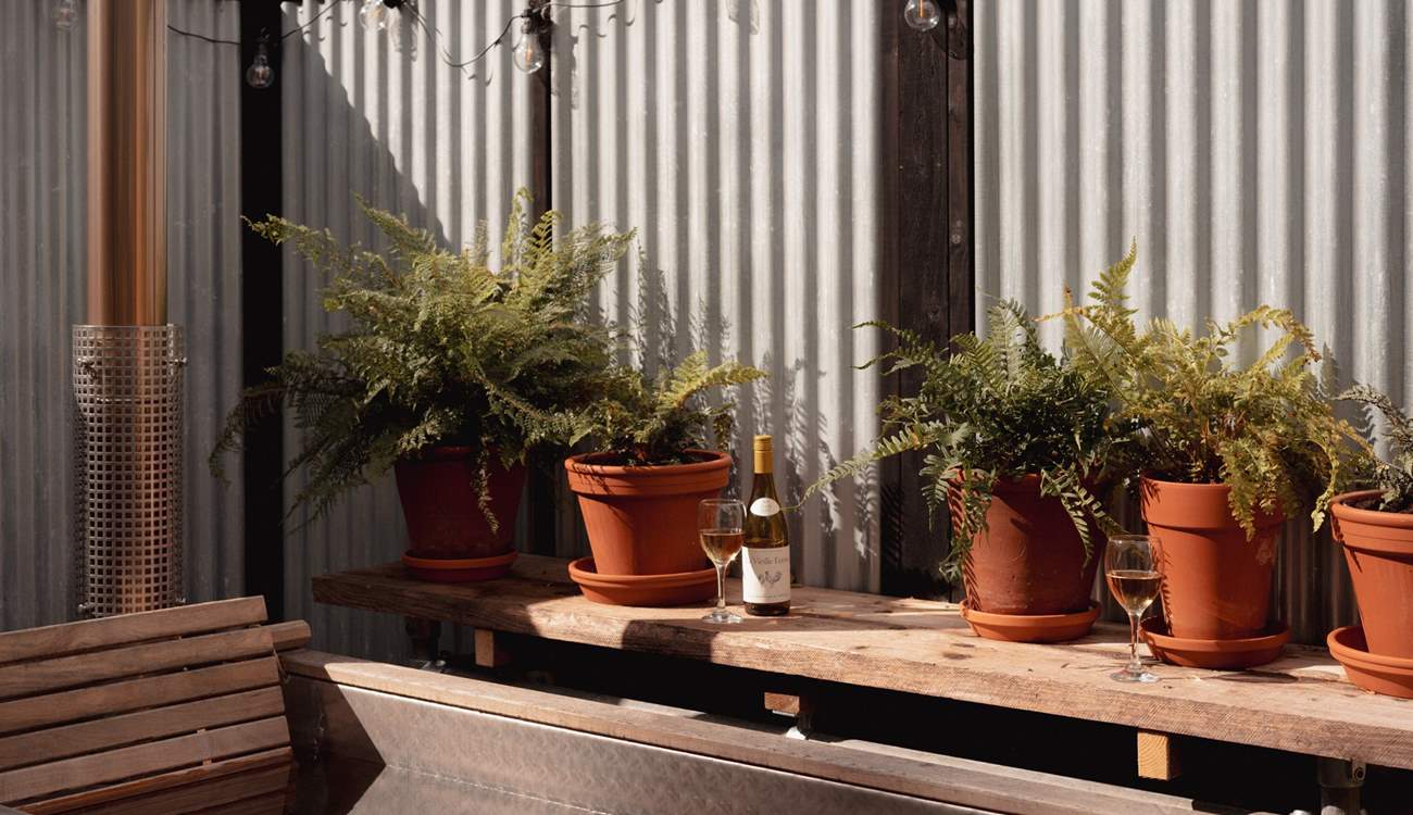 The outdoor bath beckons for laidback hours in nature. 