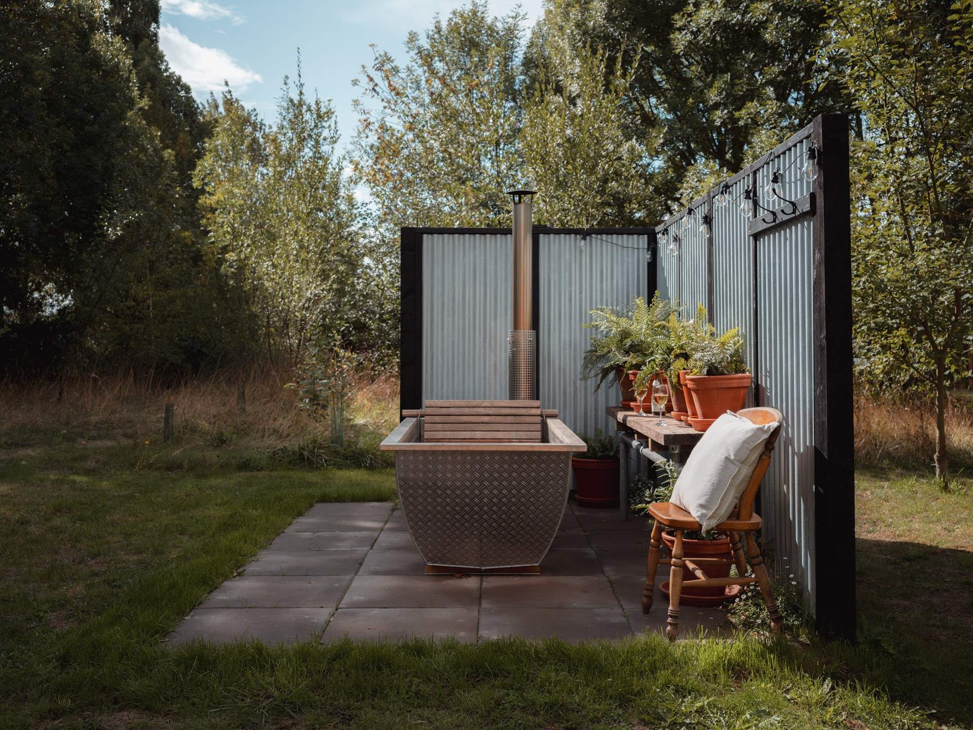 The outdoor bath beckons for laidback hours in nature. 