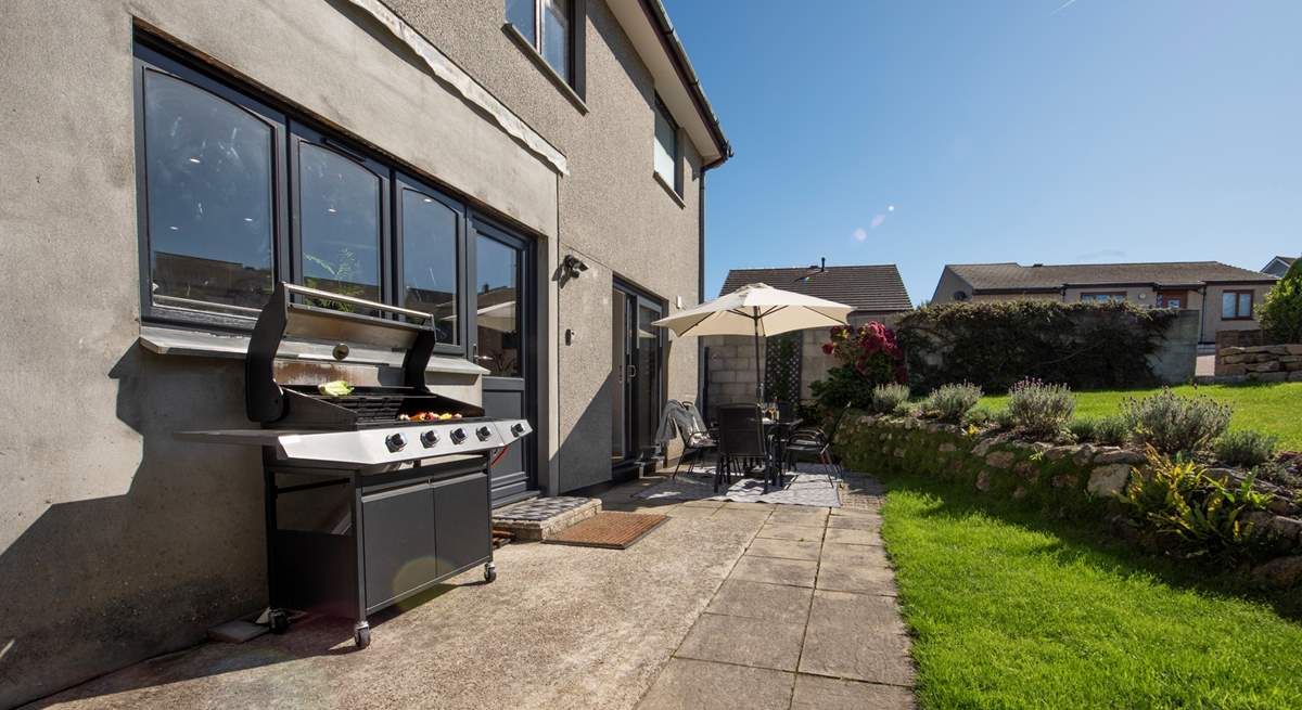 Fire up the barbecue and enjoy al fresco dining in this charming garden.