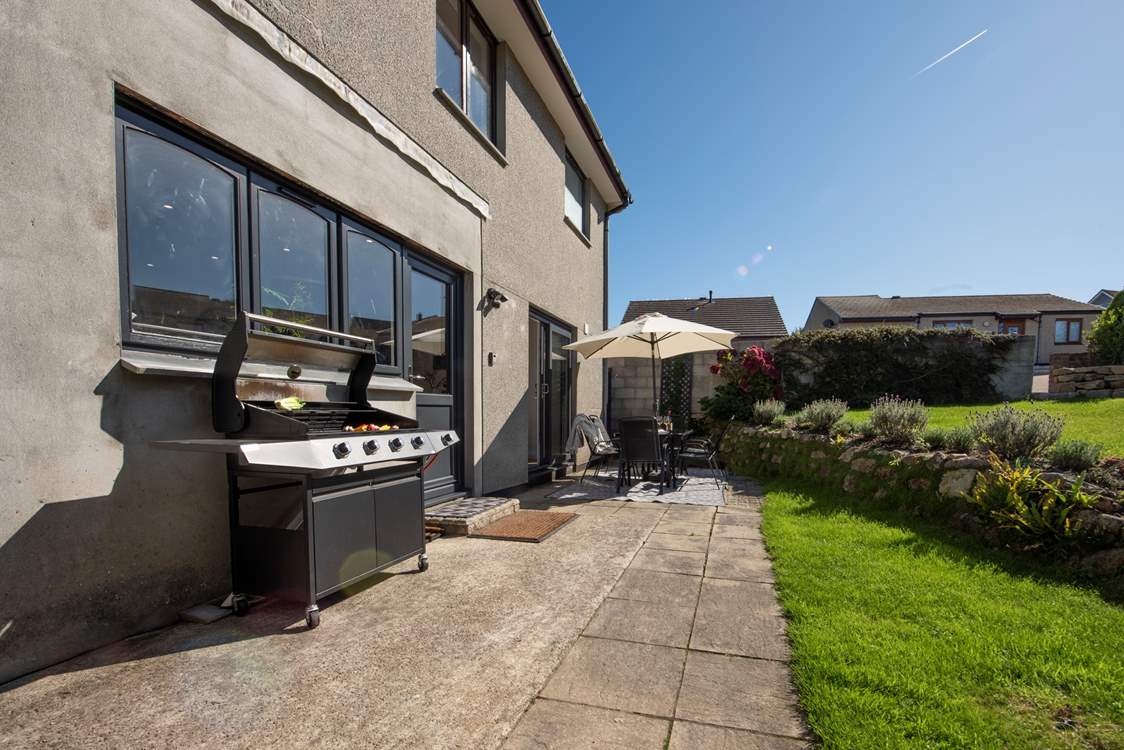 Fire up the barbecue and enjoy al fresco dining in this charming garden.
