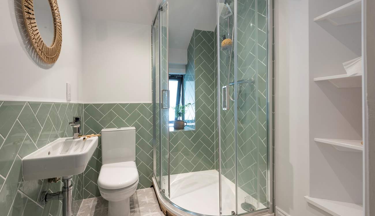 The en suite shower-room.