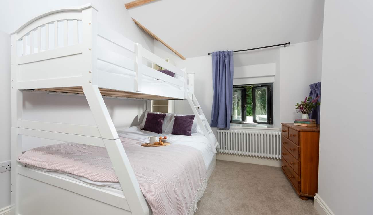 Suitable for both young and old, the bunk-bed offers great flexibility. 