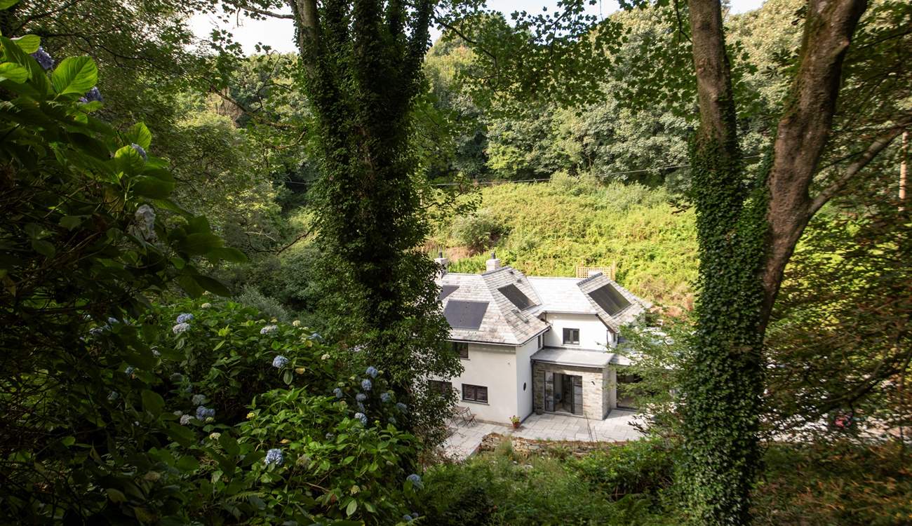 Nestled on the valley floor, bring family and friends to enjoy a special holiday at this unique holiday home.