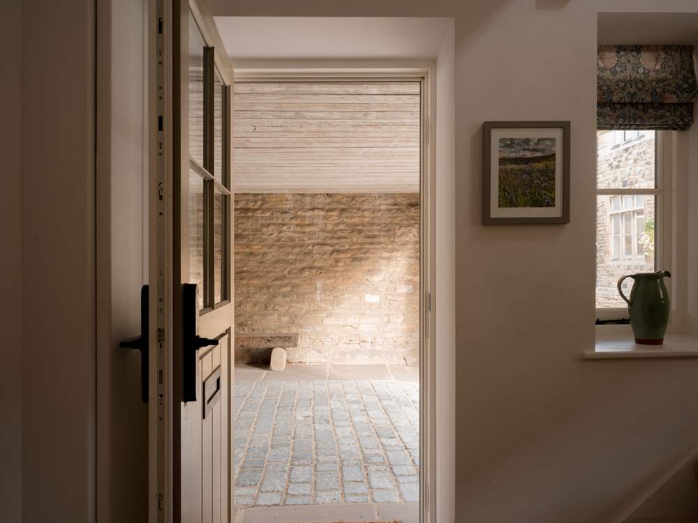 The Gatehouse is part of a small group of beautiful courtyard properties and as soon as you enter you will feel the sense of calm and quality that runs throughout...