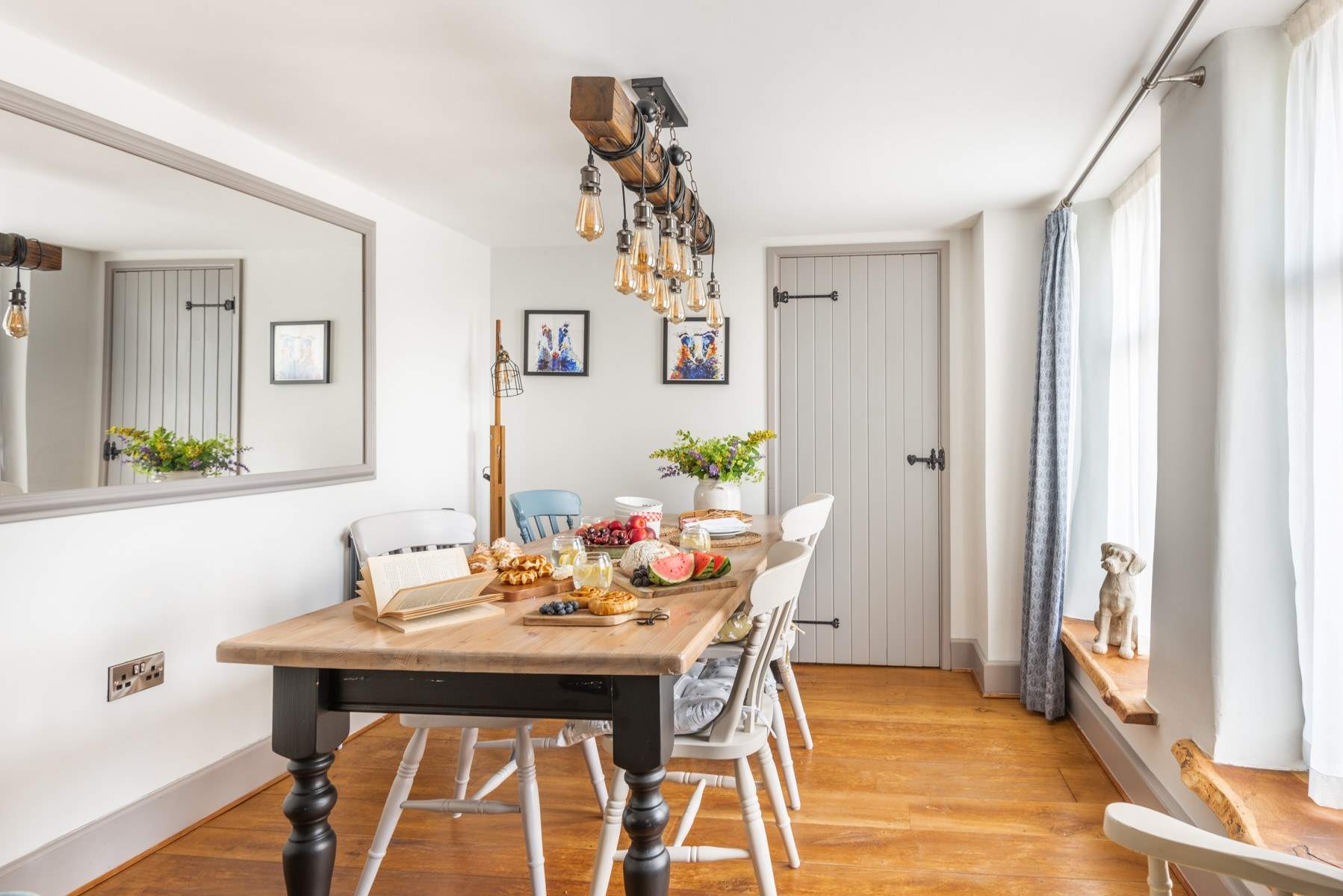 Enjoy a leisurely supper at the dining-table.
