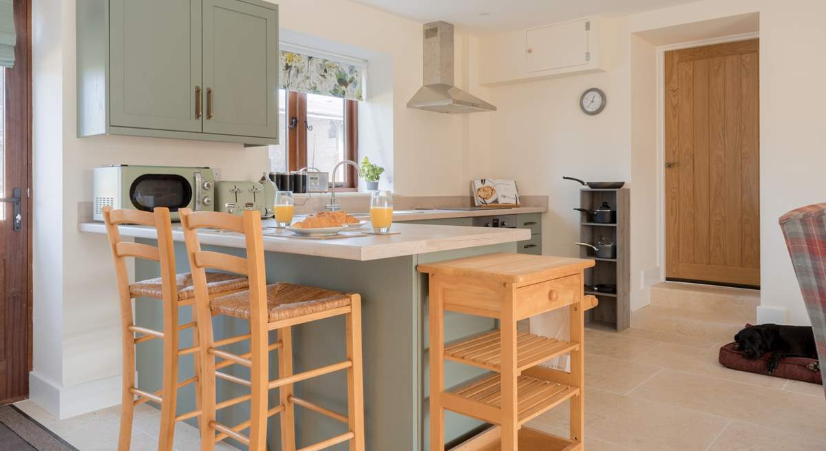 This lovely kitchen is perfectly set up for a lazy start at the breakfast-bar or whipping up a feast for lunch or dinner. 