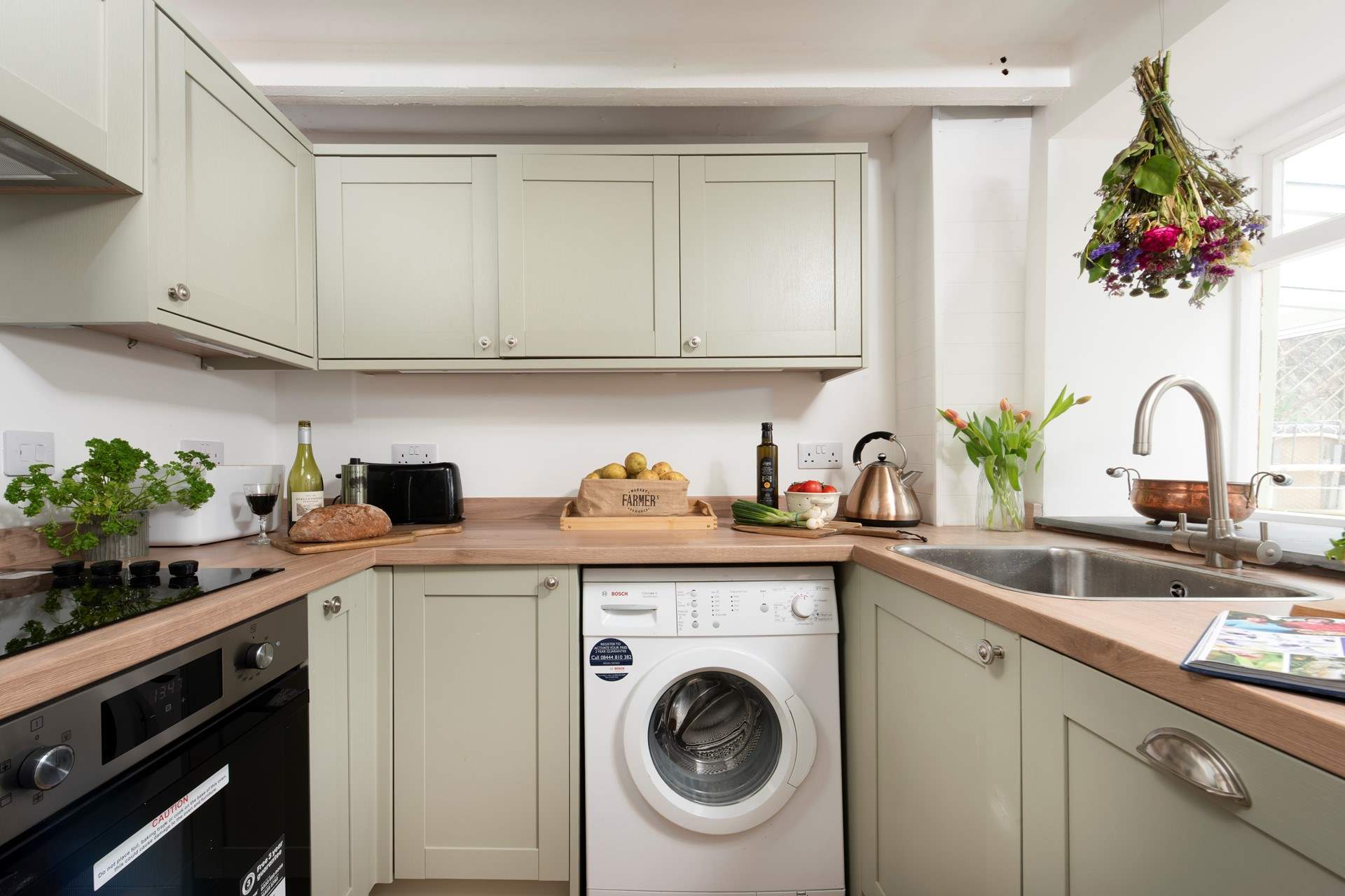 The brand new kitchen is beautifully equipped.